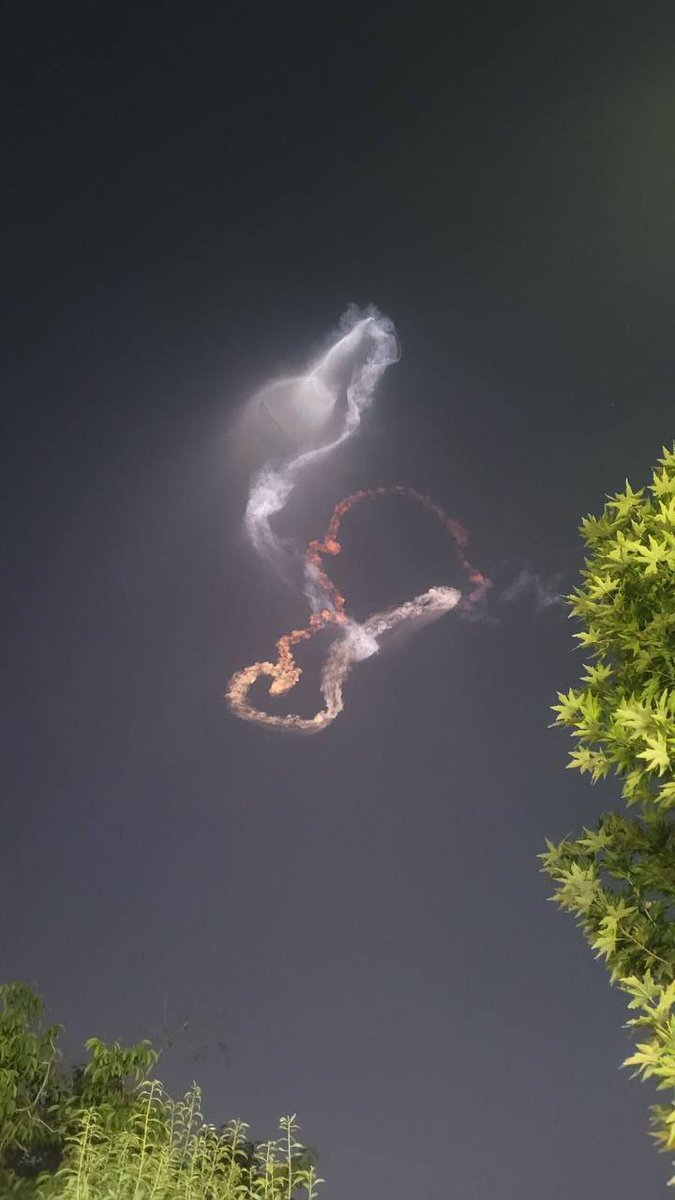 globalwarbrief's tweet photo. ⚡⚡🇮🇷🇵🇸 Intercepted—but it lit up the sky.

Iran’s latest launch was taken down, but not before painting a fiery trail overhead.
#Iran #Palestine #MissileIntercept #MiddleEastConflict #IranIsrael #Breaking #WarFootage https://t.co/rD89uEytGo