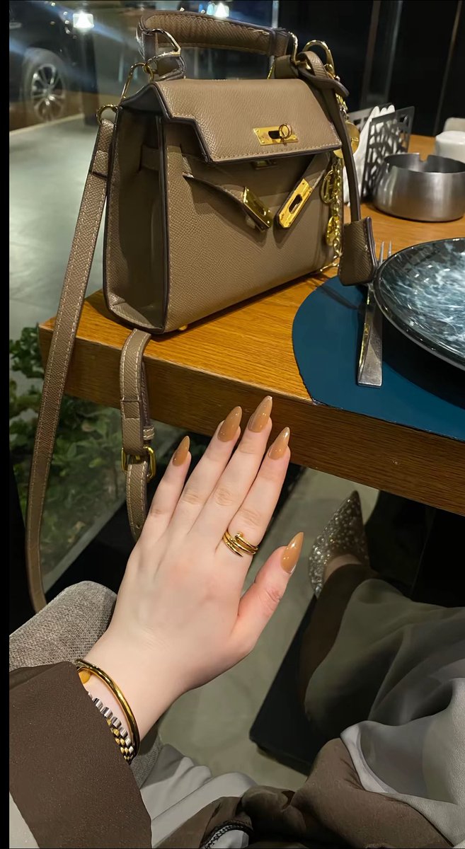 مساء الخير حبايبي 🥰🥰
طلبي واضح ليش تدخل عليه من محافضات 
اني من البصرة طلبي بنت للصداقة ، إذا ولد بلوك 
هاي الف مرة اكول فقط بصررررة  بصرة