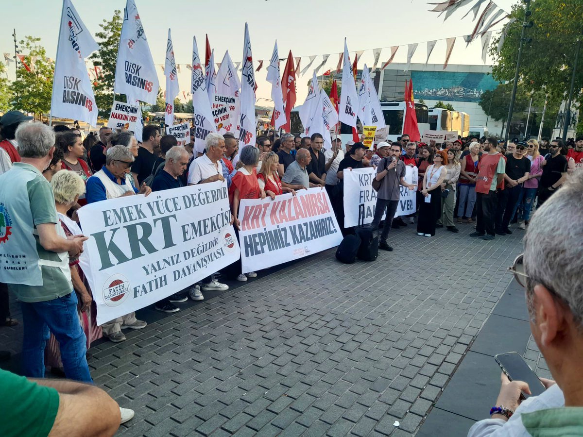 🟧 KRT emekçilerinin direnişinde 15 gün geride kaldı. Patronun türlü bahaneler ile atlattığı işçiler, 28 Mart'tan bu yana haklarını alamıyor. 

Hak gaspına karşı Beşiktaş Meydan'da ses veren dostlarımızın yanlarında, mücadelelerine destek olduk. 

KRT patronuna tekrar