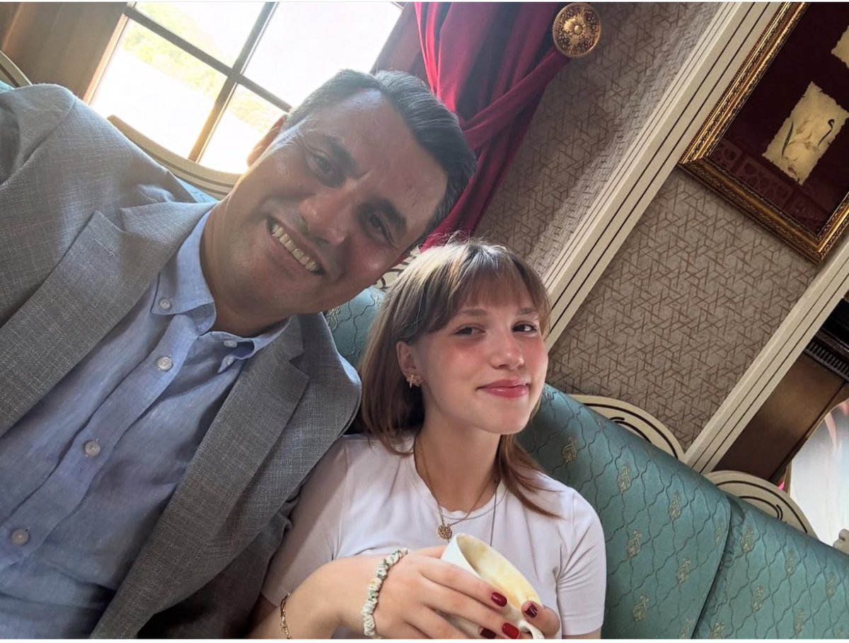 Ferdi Zeyrek’in kızı Nehir Zeyrek’ten yeni paylaşım: 

Senin yokluğunla uyanmak, alışılacak bir şey değilmiş.
Gözümü her sabah sanki bir rüyadan uyanır gibi açıyorum…
Ama rüya değilmiş meğer bu acı.
Bazen hâlâ kapı çalınca “geldin” sanıyorum,
Kalabalıkta bir ses duysam dönüp