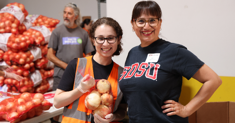sdsualumni's tweet photo. Over 130 #SDSUAlumni, friends, family, and community members joined us at our third annual Day of Service with the @sdfoodbank last weekend! We had a great time connecting with our fellow Aztecs while helping distribute more than 25,000 pounds of food 🌟