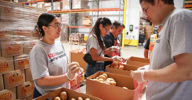 sdsualumni's tweet photo. Over 130 #SDSUAlumni, friends, family, and community members joined us at our third annual Day of Service with the @sdfoodbank last weekend! We had a great time connecting with our fellow Aztecs while helping distribute more than 25,000 pounds of food 🌟