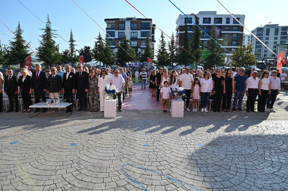 Liseye geçiş törenimiz, İstiklal Marşı'mızın gür sesiyle başladı.İl Milli Eğitim Müdürümüz Sn.Dr. Murat Ağar,Genel Müdür Yardımcımız Sn.Savaş Boyar ve Okul Müdürümüzün konuşmalarıyla bu özel gün, öğrencilerimizin yeni bir başlangıca olan umudunu ve coşkusunu zirveye taşıdı.🎉