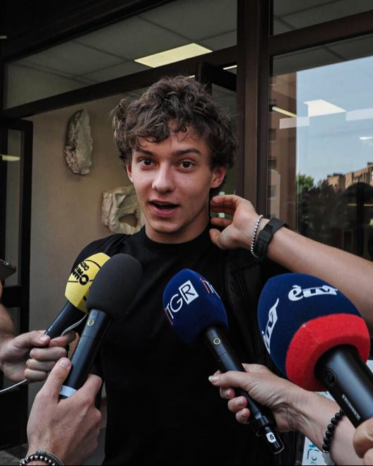 KhodrRawi's tweet image. سجل أول منصة تتويج له في الفورمولا 1 يوم الأحد، واليوم أكمل امتحاناته الأخيرة بالمدرسة ليخرج ويجد وسائل الإعلام هذه تطمئن إن كان قد قام بعمل جيد في ورقة الإجابة 😁

#فورمولا1 #F1 #CanadianGP