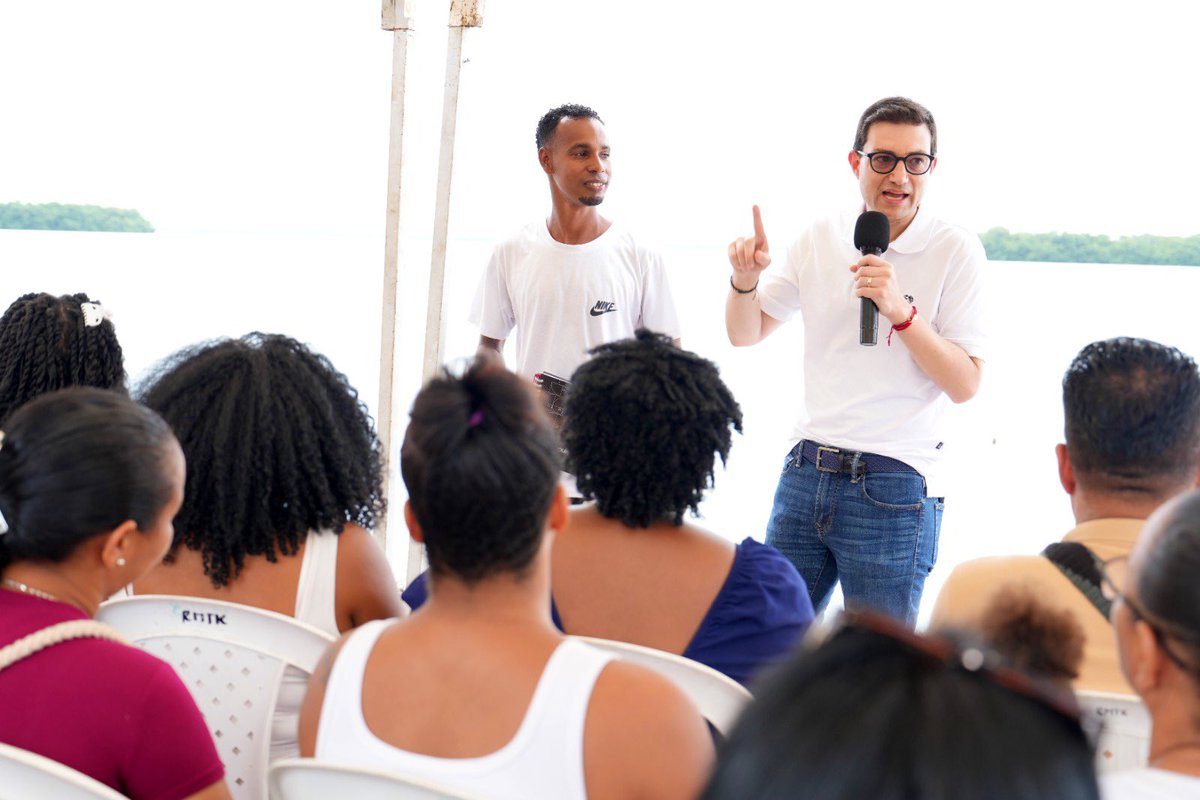 Hay que devolver la CONFIANZA INVERSIONISTA, necesitamos tanto mega obras como conectividad en las zonas más apartadas de COLOMBIA.  Y esto no lo vamos a lograr con gobiernos derrochones que solo buscan poner y poner impuestos a pobres y a ricos.  Reducción del gasto y