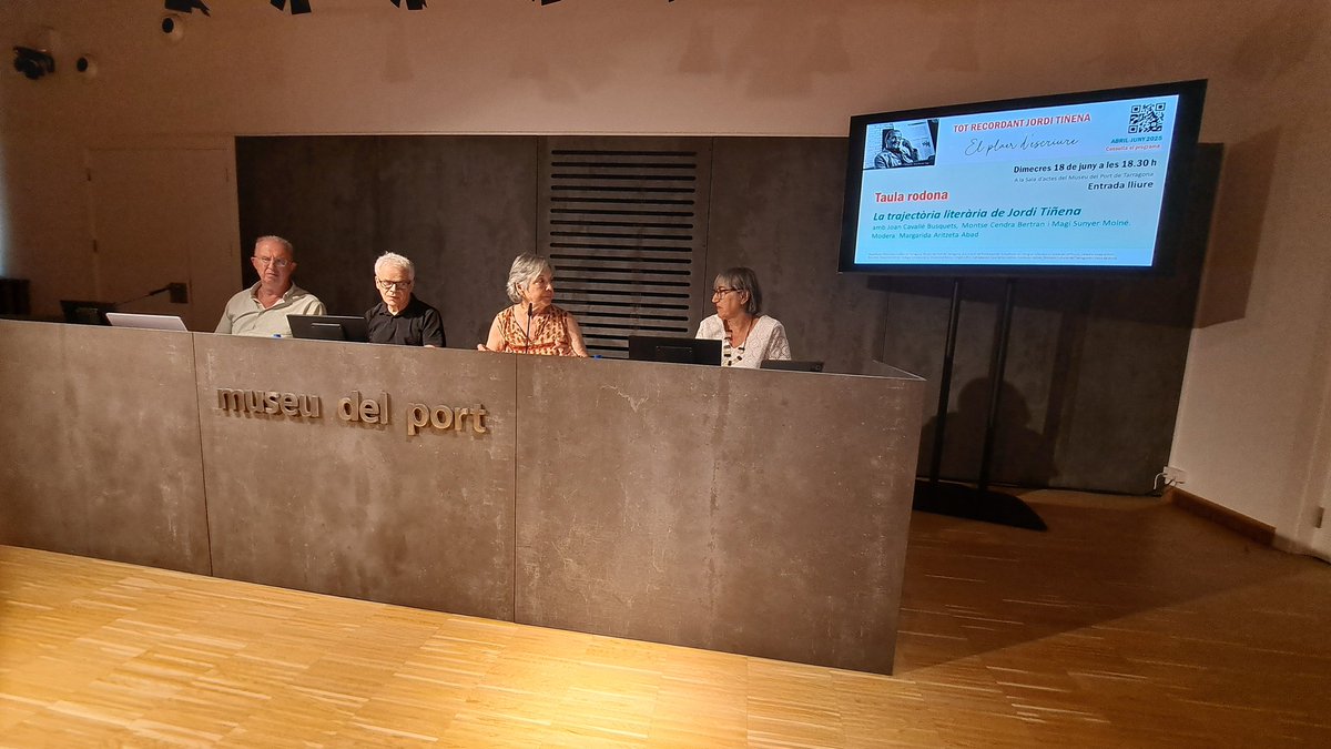 🖊📙 Els escriptors Joan Cavallé i Magí Sunyer amb la professora Montse Cendra mostren les facetes de Tiñena i el seu gran compromís social i polític. Margarida Aritzeta modera la taula.