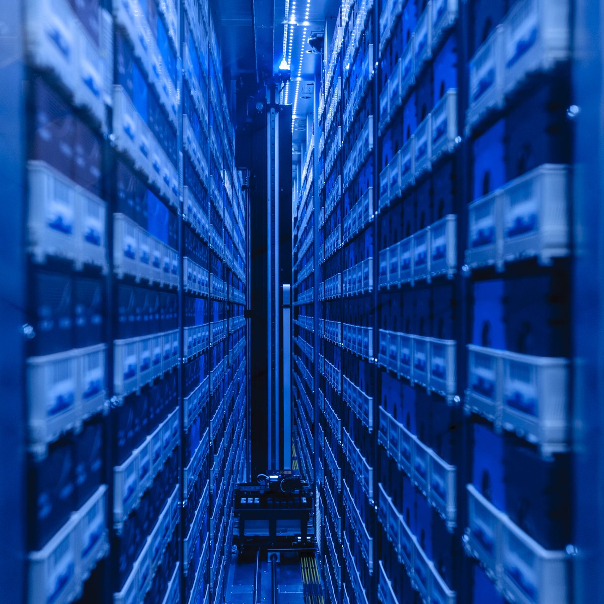 NASAAmes's tweet image. Where data-driven magic happens ✨
Check out the interior of our Pleiades supercomputer, where data for thousands of scenarios and discoveries are made.
Learn how this tech advances our understanding of our planet and the farthest reaches of the cosmos: go.nasa.gov/45uG5Sk
