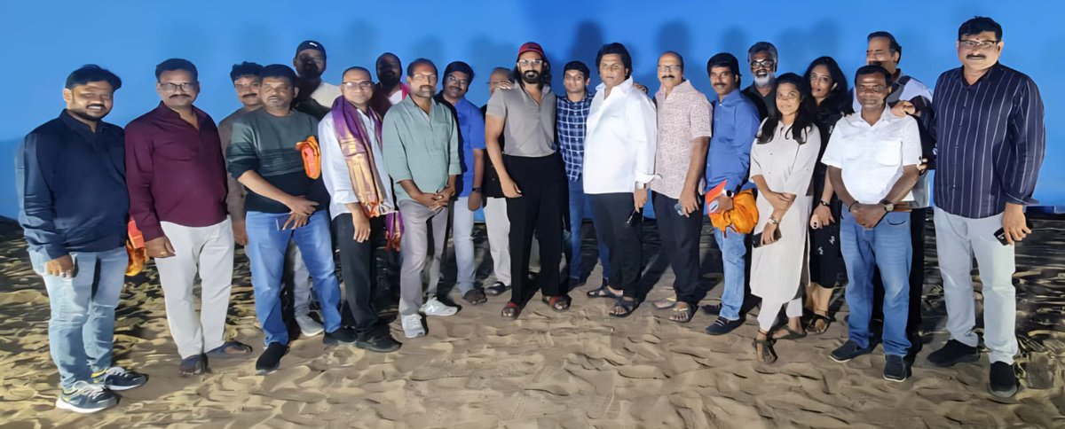 ఈరోజు జర్నలిస్టు మిత్రులతో కలిసి నాగబంధం సినిమా సెట్ చూడడం జరిగింది. 
దాన్ని వర్ణించడం మాటల్లో కుదరదు. ఆర్ట్ డైరెక్టర్ అశోక్ కుమార్ 50 రోజులు కష్టపడి సుమారు 10 కోట్ల వ్యయంతో దీన్ని సిద్ధం చేశారని తెలిసి అబ్బురపడ్డాను.. అద్భుతం అనే పదం ఈ సెట్ ముందు చాలా చిన్నది.. ఏంటి ఇంత