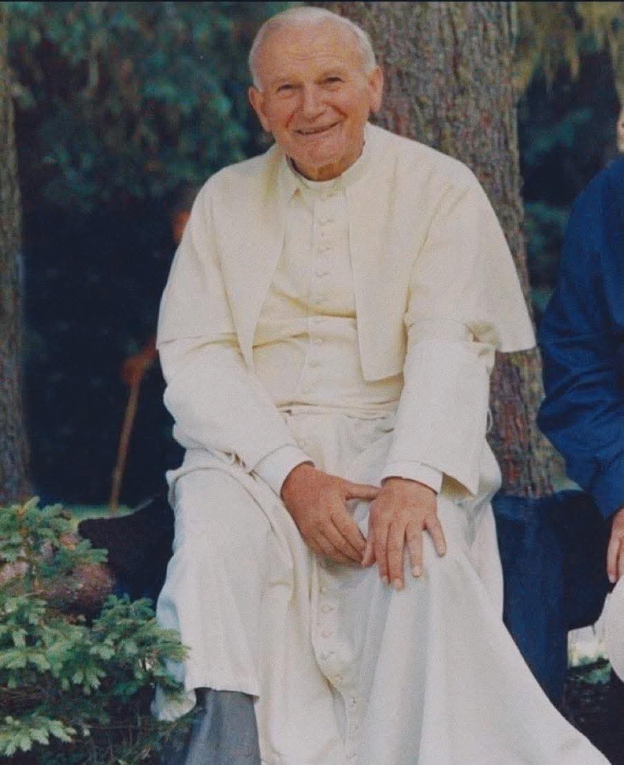 «Incluso en las noches más oscuras, terminará y saldrá el sol.»   (San Juan Pablo II)