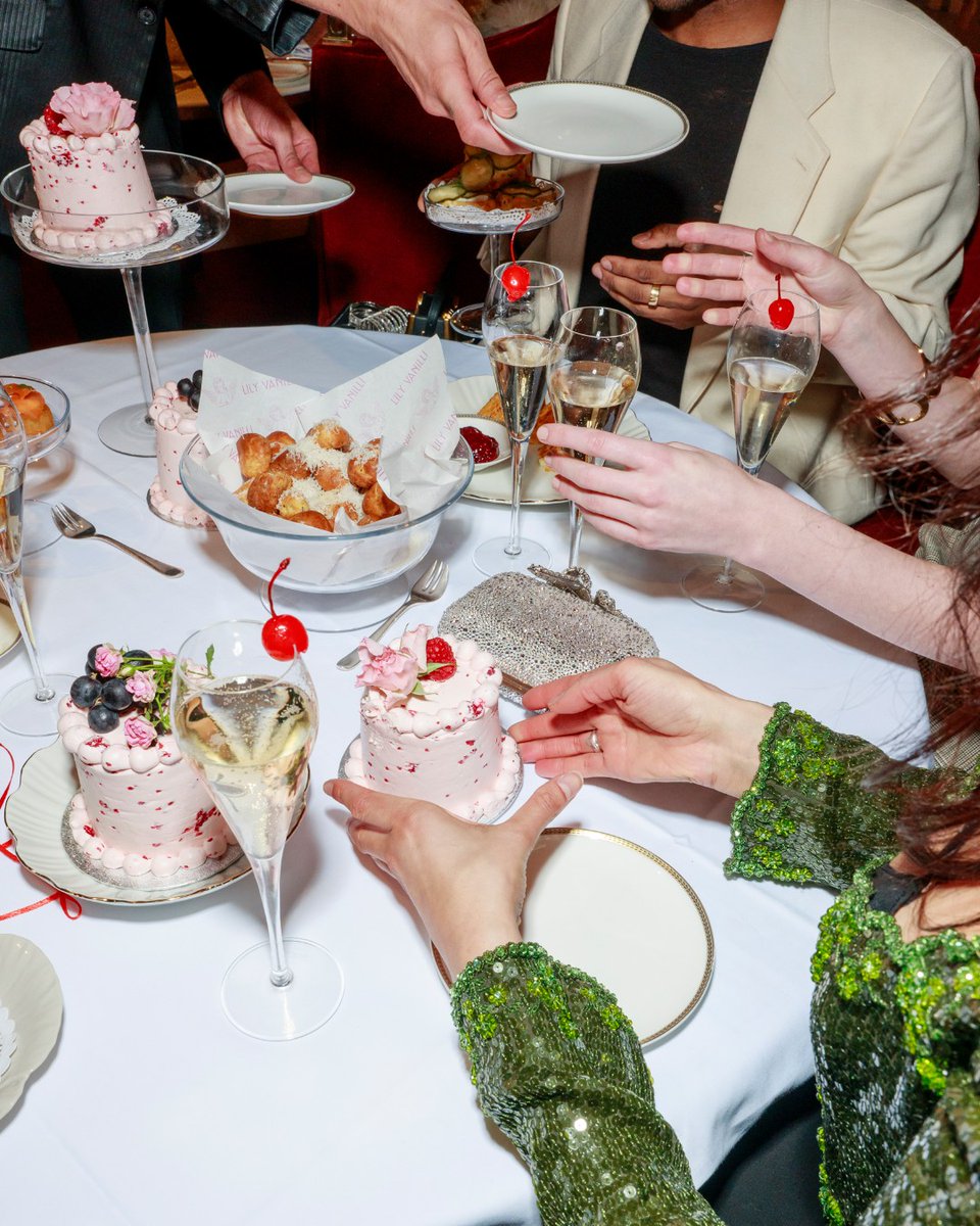 FSTowerBridge's tweet image. Sip, snack, and vibe.

Join us Thursday to Sunday for a bold twist on afternoon tea — where cocktails meet confections in a luxurious collab with Lily Vanilli! 

#londonbylilyvanilli #fstowerbridge #lilyvanilli #afternoontea