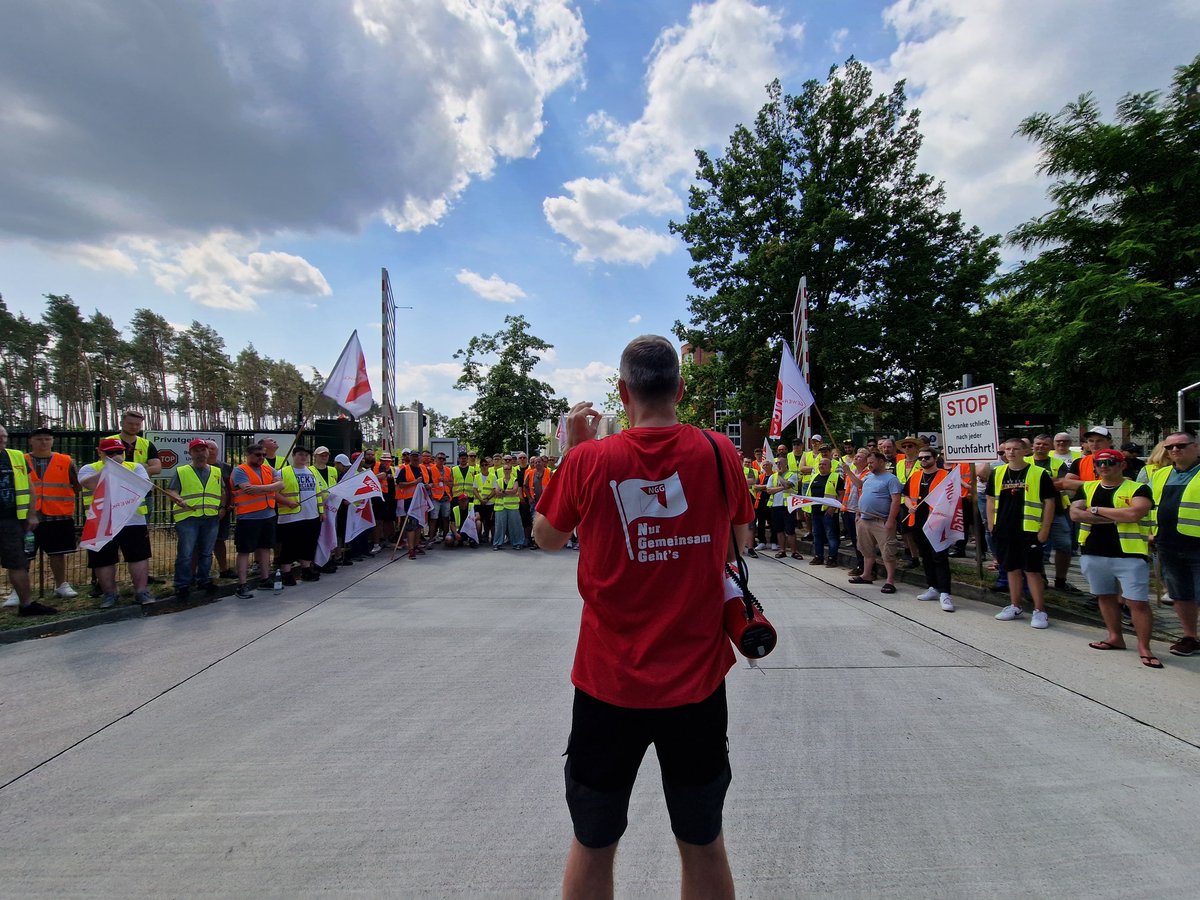 Was war das heute ein Streiktag bei Mineralquellen Bad Liebenwerda.
Alles steht still. 24h-Streik damit auch dort die Lohnmauer fällt.
Mehr Infos: ost.ngg.net/artikel/2025/s…