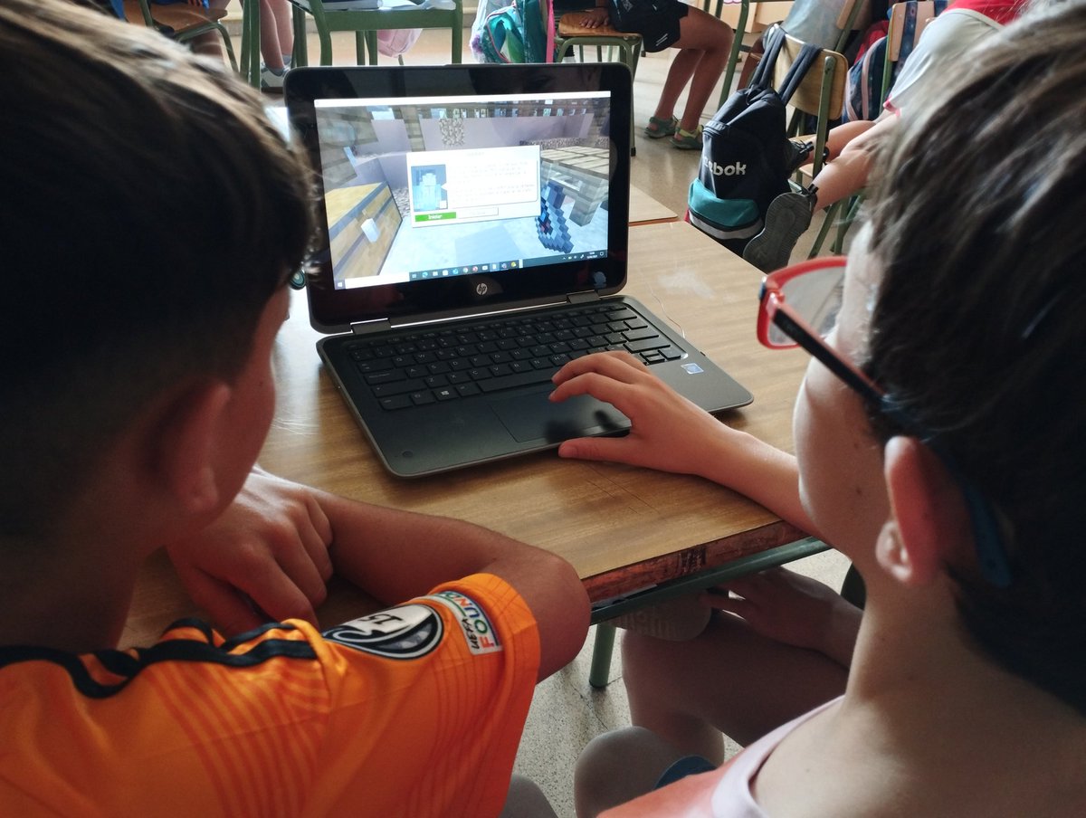 😊 Nos toca trabajar la #programación y qué mejor manera que hacerlo con #MinecraftEducation.

😉 Accedemos a las lecciones de la biblioteca de  de <a href="/PlayCraftLearn/">Minecraft Education</a> para superar los retos que nos proponen programando por bloques el Agent.
#claustrovirtual #MinecraftEdu
