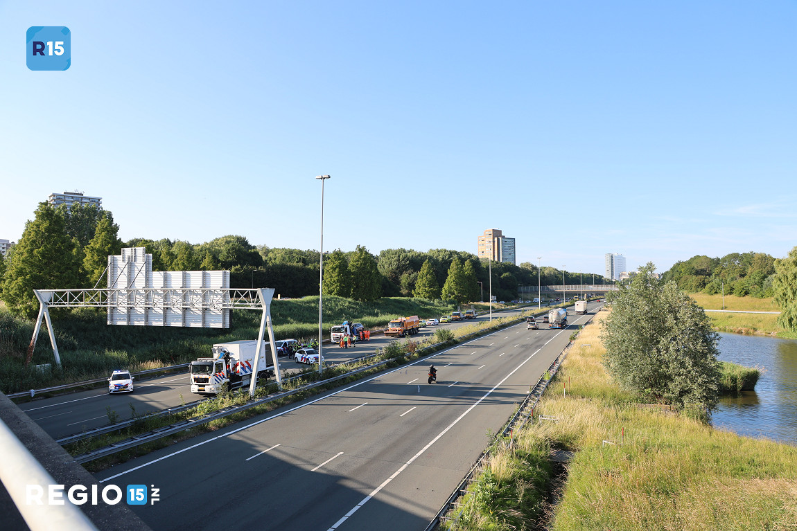De A4 is voor een politie onderzoek afgesloten, t.h.v. de afrit Beatrixlaan Rijswijk in de richting van Rotterdam. Verkeer wordt daar van de snelweg afgestuurd. Ook op de Beatrixlaan Rijswijk is het dus een verkeerschaos.