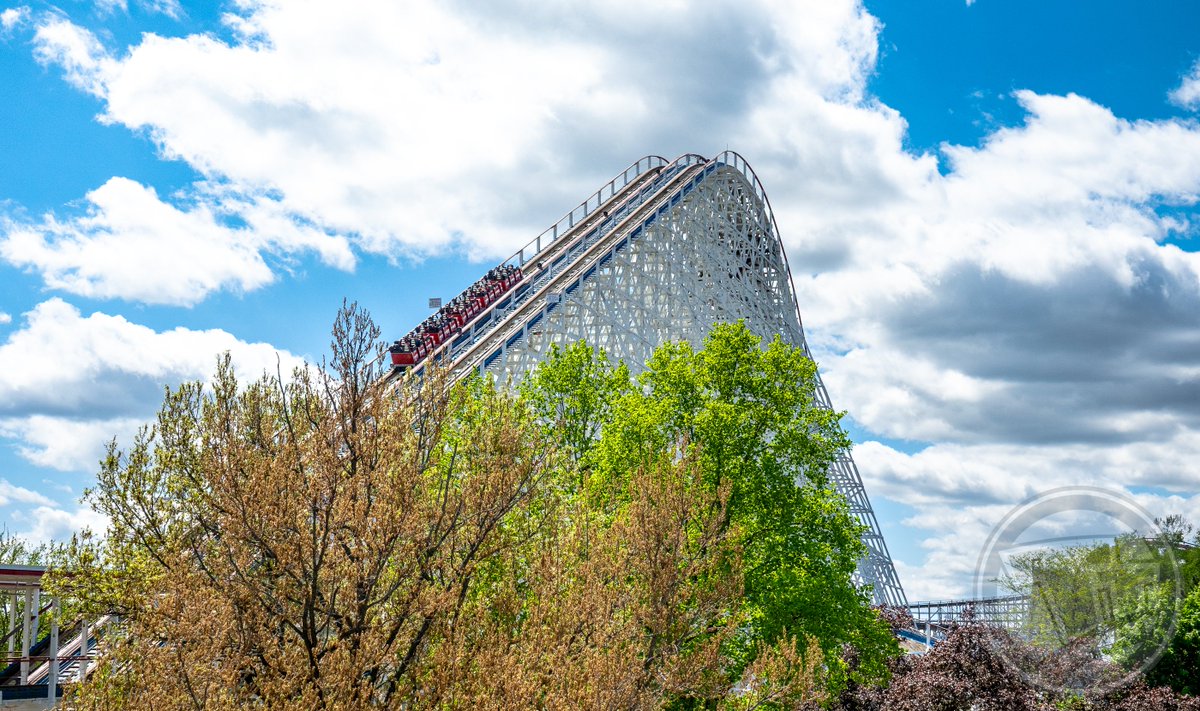 Thrilltography1's tweet image. American Eagle at @SFGreat_America was my first wooden coaster back in the early 2000s. I loved it then, and I love it now. Yeah, even the bone-rattling helix.