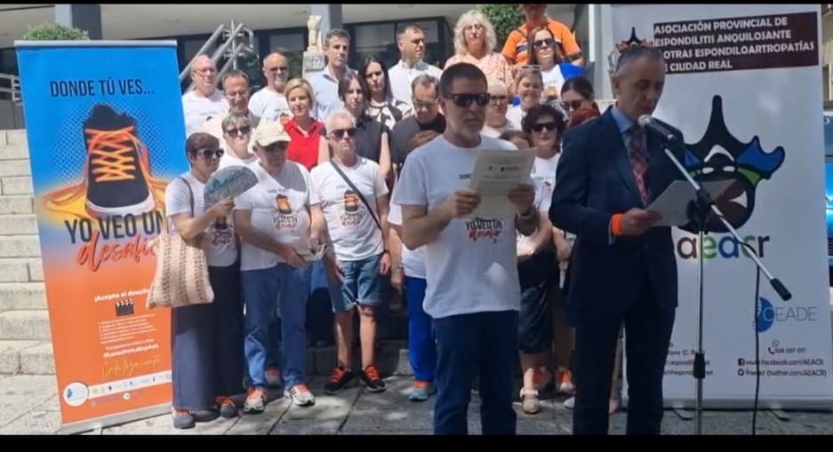 AEACR's tweet photo. Hoy ha sido leído conjuntamente por AEACR y el alcalde del @aytopuertollano el MANIFIESTO POR LA #EspAax promocionado la campaña #lazosporlaespaax

#EspondiloartritisAxial #masqueundolordeespalda

@aytopuertollano 
@AEACR 
@CEADE_ 
@ArtritisHoy 
@SEReumatologia 
👇 https://t.co/jwJuLclk7k