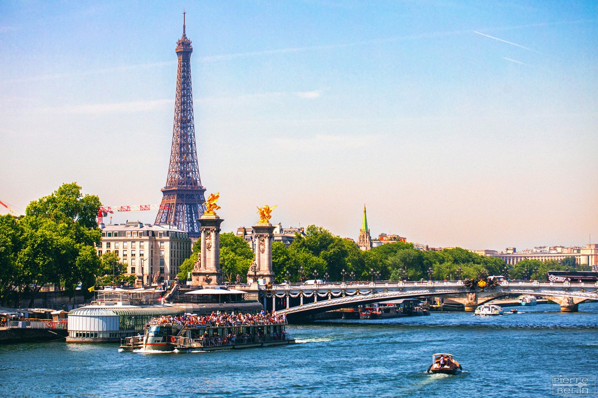 Paris at 33 Celsius. Sweat was dripping. Still, the tourist boats in the sun were packed. :)

© Pierre.Berlin