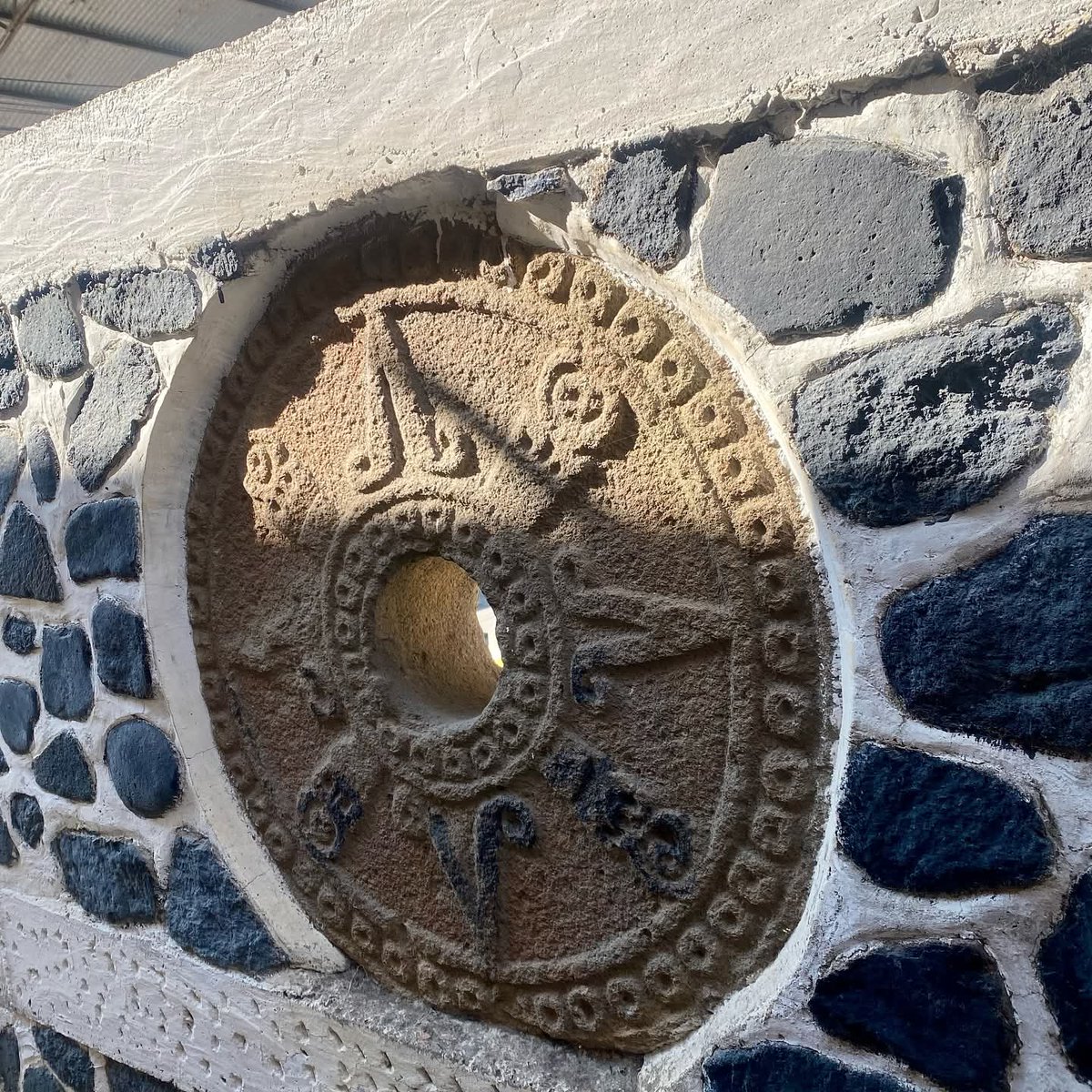 El coloreando del posible temalácatl  con base en un disco solar del códice Borbónico.