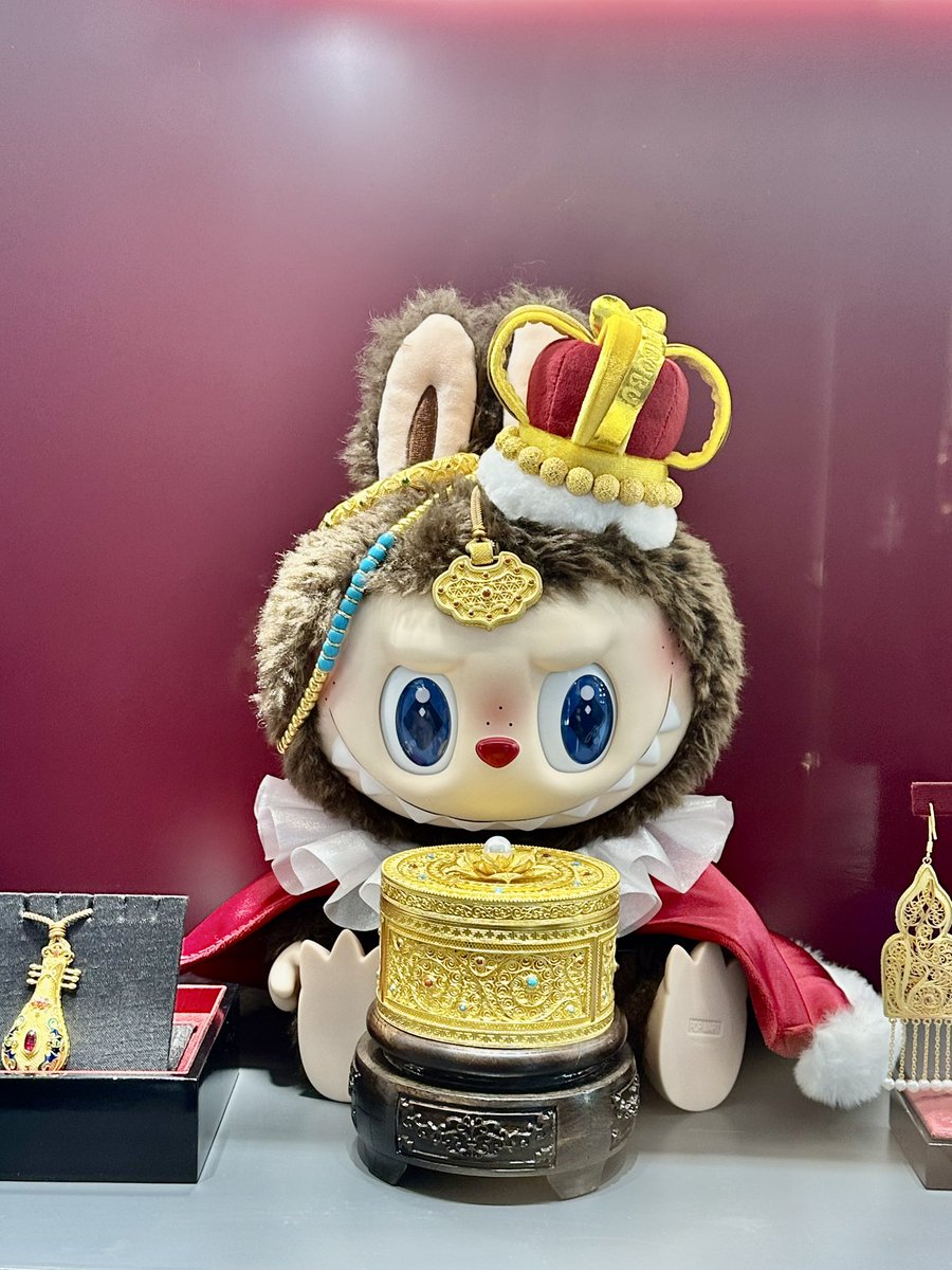 ラブラドライトと翡翠の置物 翡翠 エメラルド 24金を纏った“おラブブ様”