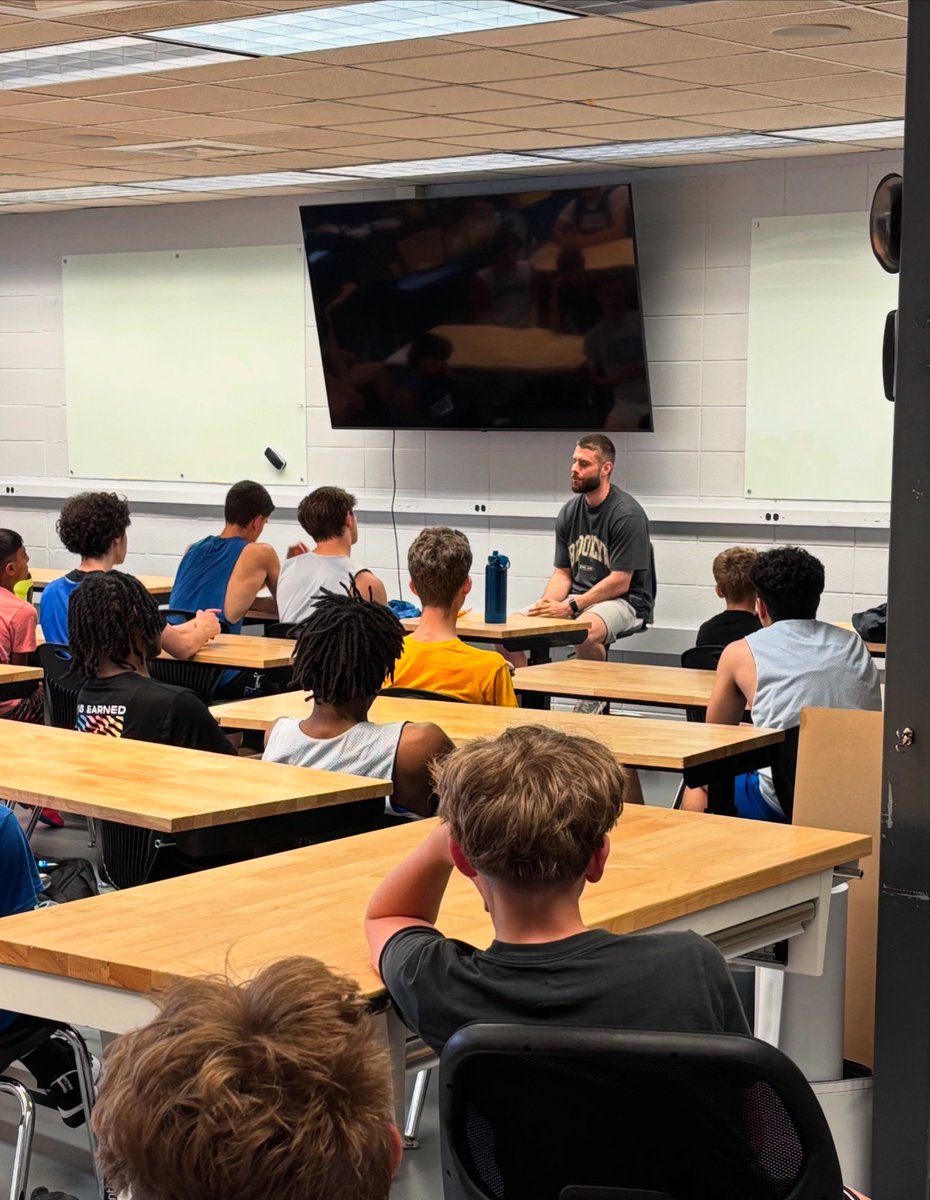Wheeling_Hoops's tweet image. Huge shoutout to professional basketball player Andy Mazurczak (@DreMaz_) for stopping by practice and spending time with our program! Your words, energy and experience left a lasting impact on our program. Thank you for taking the time to inspire the next generation! #Ubuntu