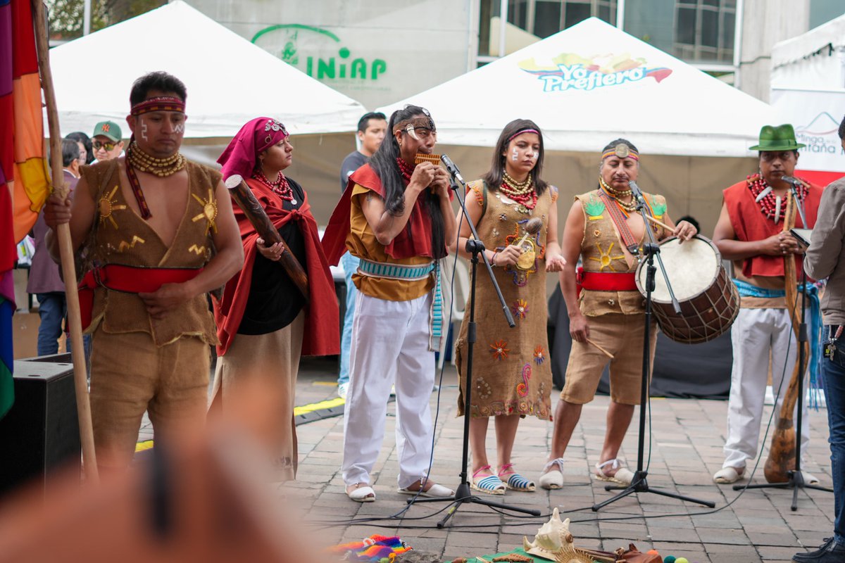 AgriculturaEc's tweet photo. El Inti Raymi nos reunió en una celebración ancestral que une tradición, espiritualidad y la fuerza de nuestros pueblos. 🌞 🌾

🥑🍌 En la feria de la #AFC, productoras y productores compartieron lo mejor del campo, fortaleciendo la economía familiar campesina.

🤝 Desde el #ElNuevoEcuador reafirmamos nuestro compromiso con la soberanía alimentaria y el respeto a nuestras raíces ancestrales.

#NadaNosDetiene
