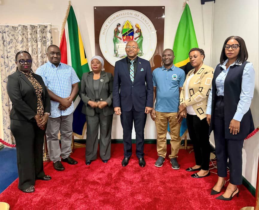 Leo tarehe 18 Juni, 2025, Maafisa Waandamizi kutoka Wakala wa Barabara Tanzania (TANROADS) wametembelea Ubalozi wa Tanzania nchini Afrika Kusini na kufanya mazungumzo na Mheshimiwa Balozi James Bwana. Maafisa hao kutoka TANROADS wapo nchini Afrika Kusini kwa Mafunzo.

Wakati wa