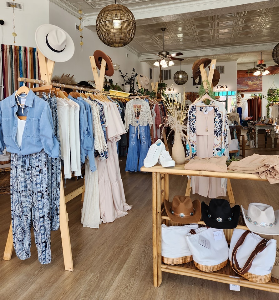 TrvlTasteTour's tweet image. Alamance County, NC blends small-town charm, college town vibes, and riverfront adventure 🛶🌸. Discover Mebane, Elon, Burlington &amp;amp; Graham — each with a story to tell!
#VisitAlamance #ExploreNC #HiddenGemTowns #HawRiverAdventure