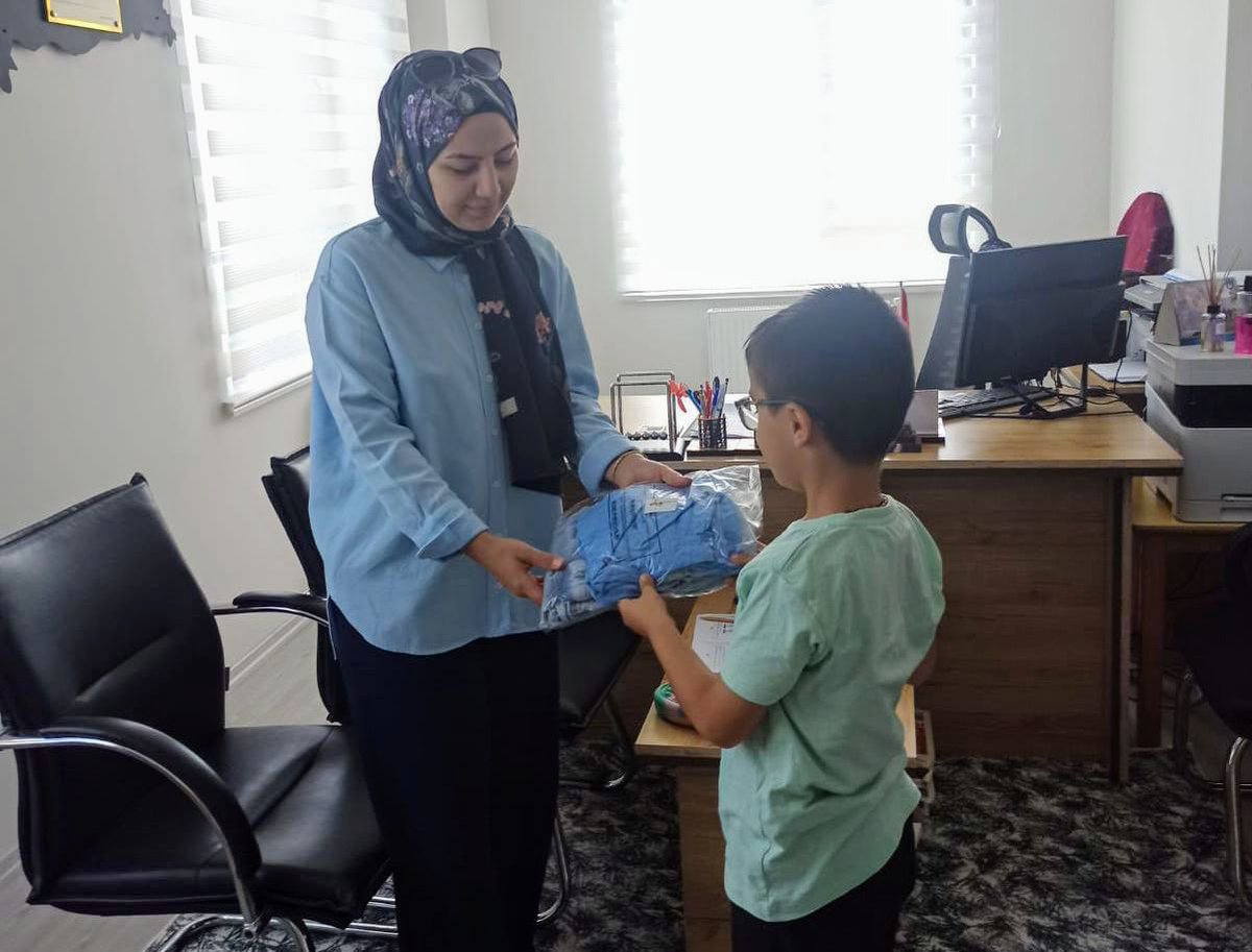 Karne hediyesi Kızılay'dan 🎉🌙

Köycük Sabri Tunç İlkokulu ve Gölağzı Anaokulu öğrencilerine karne hediyesi olarak giyim hediye ettik.

#DaimaHazır