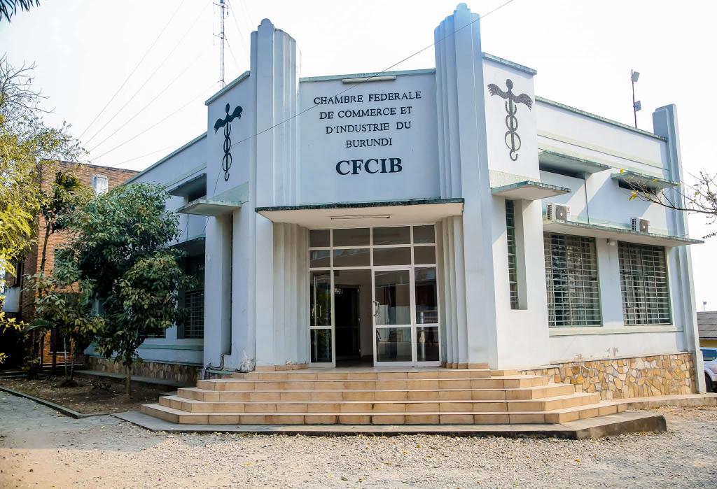 NKUNZIMANA98301's tweet photo. 👏 Félicitations à Olivier SUGURU, réélu à la tête de la Chambre Fédérale de Commerce et d’Industrie du #Burundi (#CFCIB) !  

💼 Un leadership renouvelé au service du secteur privé et du développement économique national. 🇧🇮  

@cfciburundi @cfcibburundi #BusinessBurundi https://t.co/K6HyGhp0t5
