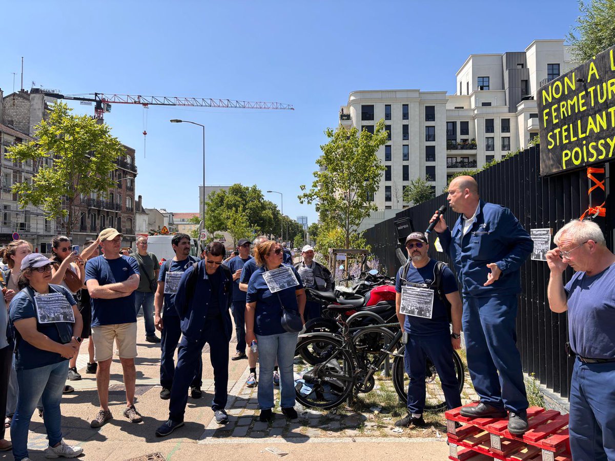 GaucheComIDF's tweet photo. 🚘 Soutien aux salarié·es de Stellantis !

Le site de Poissy est menacé : l’implantation du stade du PSG pourrait lui donner le coup de grâce 

4000 emplois sont menacés !

Les élu·es @GaucheComIDF étaient à leurs côtés aujourd’hui sous les fenêtres de V. Pécresse, VRP du PSG https://t.co/wTexarWT2a
