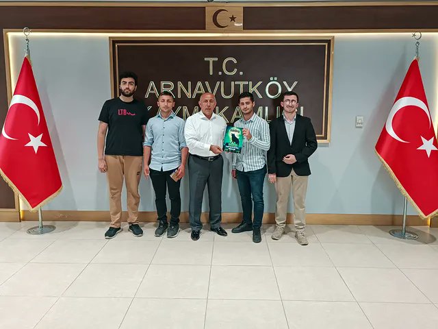 Bugün Çağdaş Türk Politikaları Kulübü (ÇTPK) olarak Arnavutköy Kaymakamı sayın Mahmut Hersanlıoğlu beyi ziyaret ettik ve okulumuz öğrencileri tarafından çıkarılan dergimiz Gökbey'i takdim ettik. Bizi hoş sohbet ve güler yüzle karşılayan kaymakamımıza teşekkür ederiz.