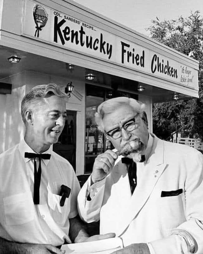 KFC
j'imagine que ça devait être meilleur qu'aujourd'hui (et qu'en france pcq, j'ai goûté récemment 🙅‍♂️pas le choix fallait se nourrir, c'est pas terrible)