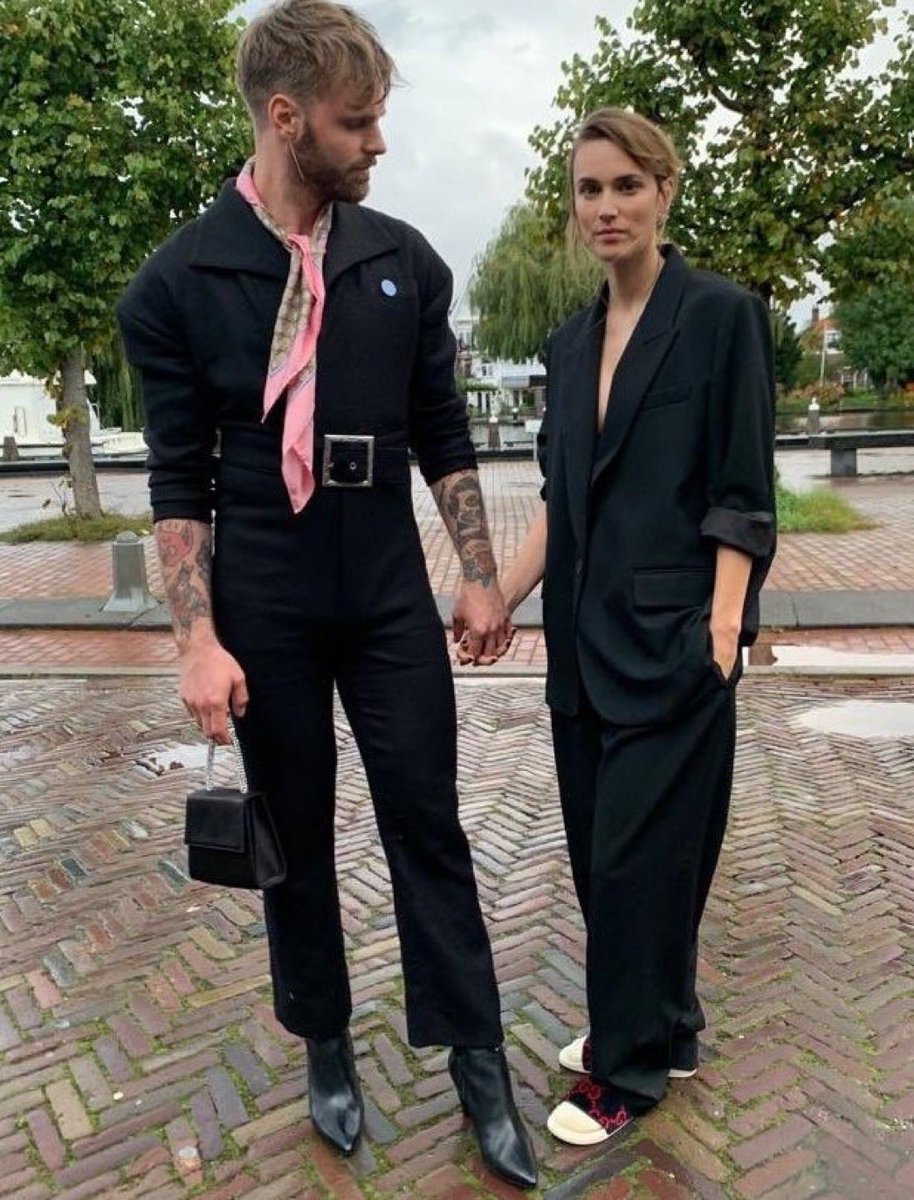 RosasMarysol2's tweet image. Als asielzoekers mensen aan het mes steken, ouderen beroven, onschuldige dieren de nek omdraaien, stelen, jonge meisjes verkrachten hoor je madam Tim Hofman niet.
Maar als burgers controleren op illegaal asieltuig schreeuwt hij &quot; RACISME&quot; #TimHofman #Boos #Hypocriet