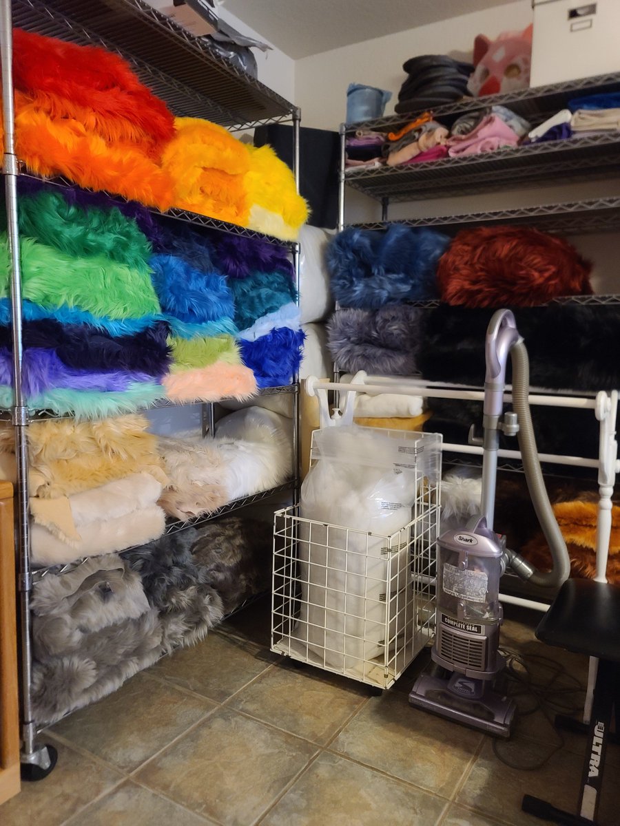 Organized fur shelves 😩🤌