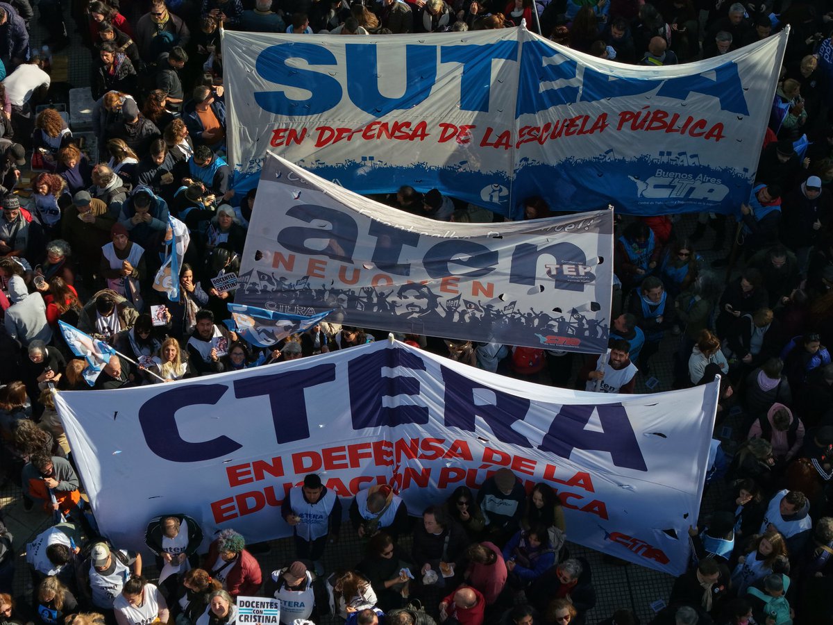 cteracta's tweet photo. CTERA se movilizó en defensa de la democracia y contra la proscripción a Cristina Fernández de Kirchner.
Rechazamos la persecución política y judicial que pone en riesgo el Estado de Derecho.
#DemocraciaSinProscripción #CTERA https://t.co/AO9iCGcO8F
