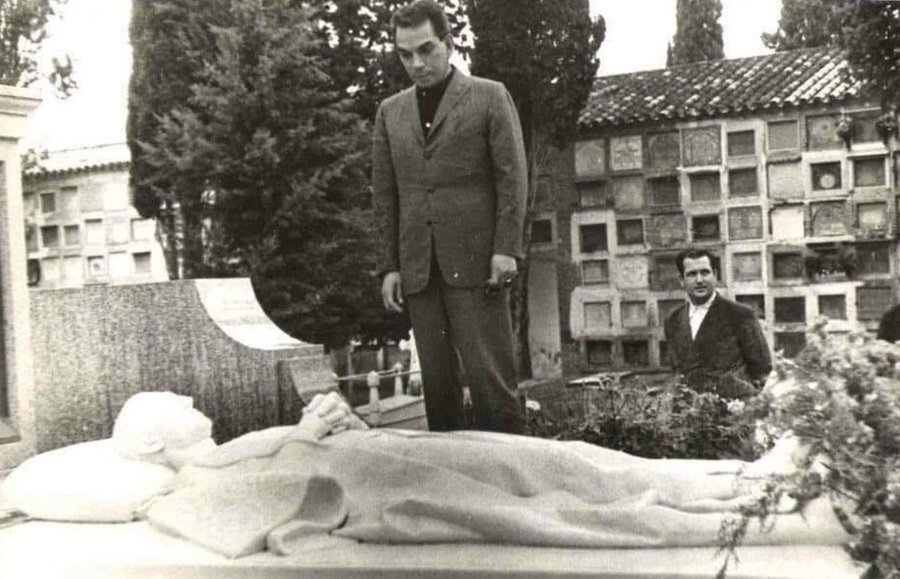 💫Nos separan miles de kilómetros, pero desde hace casi 500 años la tauromaquia es la cultura que une a España y México.

🇲🇽 24 de junio, Día Nacional de la Tauromaquia en México.

📸 El gran Cantinflas ante la tumba de su amigo Manolete.