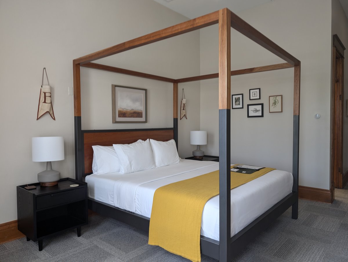 A8 #smalltowntourismchat I stayed in an amazing boutique hotel in the small town of Humboldt, Kansas last year. The Bailey Hotel was so beautiful and sophisticated!