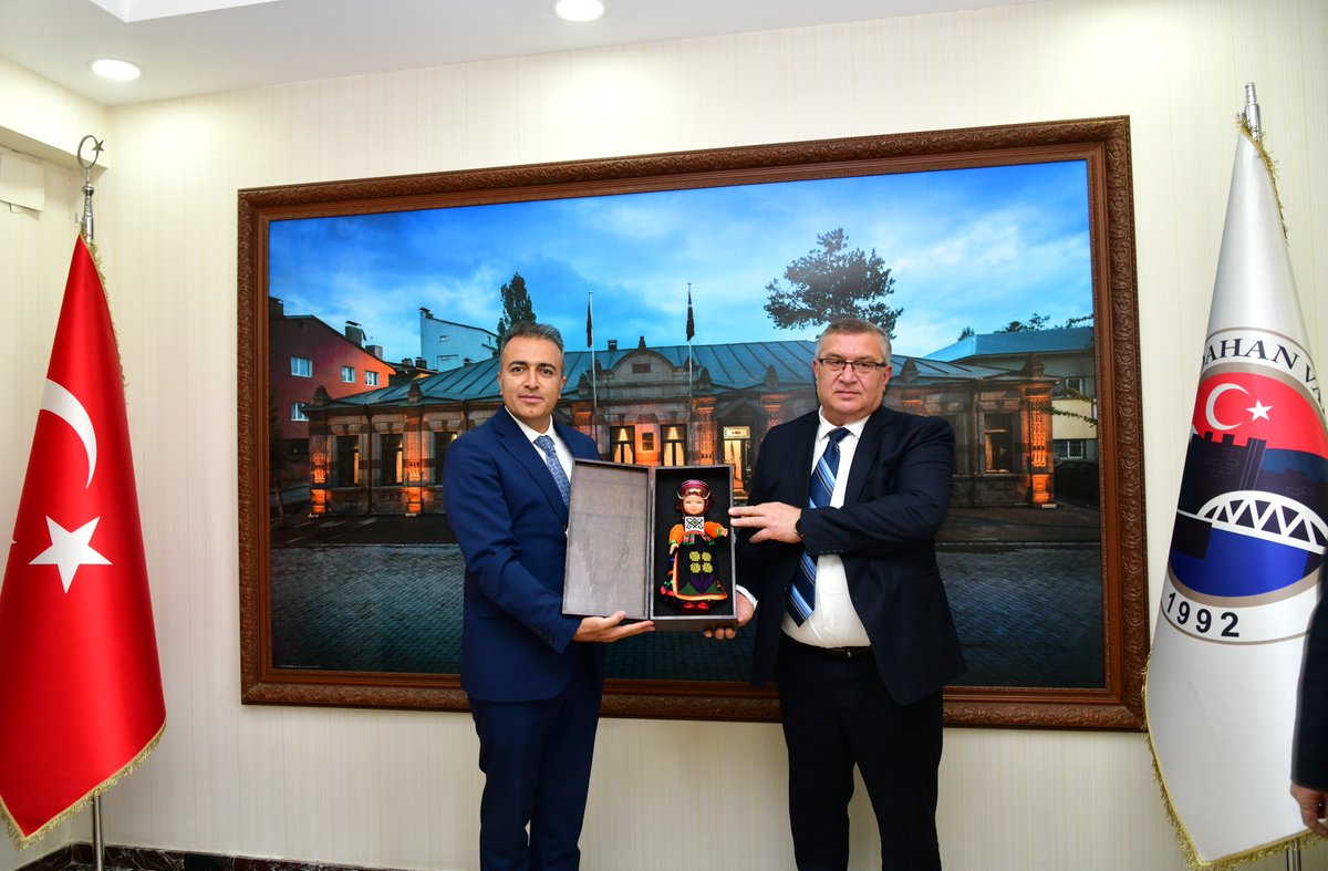 Ardahan Valiliği (@ardahanvaliligi) on Twitter photo Gürcistan’ın Ahıska merkezli, Samtskhe-Cavakheti Bölge Valisi Zaal Gelashvili, Valimiz <a href="/HayrettinnCiCEK/">Hayrettin Çiçek</a>’in daveti üzerine beraberindeki heyet ile birlikte Ardahan’a geldi.
Valimiz Hayrettin Çiçek ve beraberindeki heyet tarafından karşılanan Vali Zaal Gelashvili ve beraberindeki Gürcistan’ın Ahıska merkezli, Samtskhe-Cavakheti Bölge Valisi Zaal Gelashvili, Valimiz <a href="/HayrettinnCiCEK/">Hayrettin Çiçek</a>’in daveti üzerine beraberindeki heyet ile birlikte Ardahan’a geldi.
Valimiz Hayrettin Çiçek ve beraberindeki heyet tarafından karşılanan Vali Zaal Gelashvili ve beraberindeki