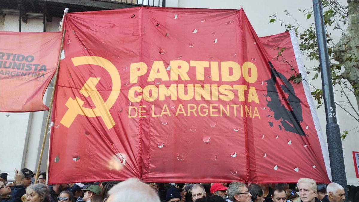 Partido Comunista de la Argentina - Cuenta Oficial (@pcaarg) on Twitter photo ✊ El Partido ya está en Plaza de Mayo para solidarizarse con <a href="/CFKArgentina/">Cristina Kirchner</a>
🟥 Anulación del fallo ilegal de la Corte
🇦🇷 ¡No a la proscipción! ✊ El Partido ya está en Plaza de Mayo para solidarizarse con <a href="/CFKArgentina/">Cristina Kirchner</a>
🟥 Anulación del fallo ilegal de la Corte
🇦🇷 ¡No a la proscipción!