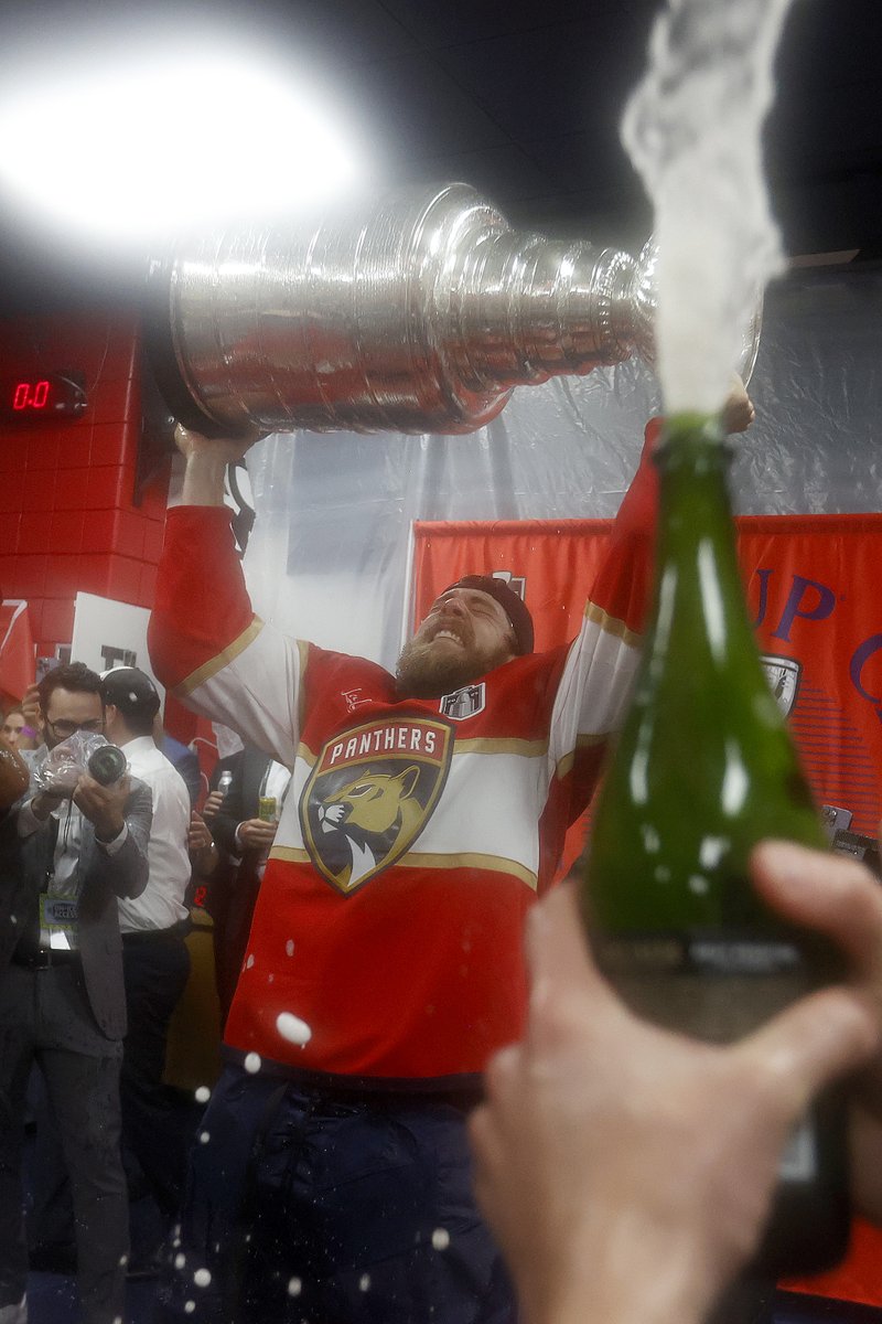 NHL's tweet image. DID SOMEONE SAY LOCKER ROOM PICS THAT GO HARD???? 🫨 #StanleyCup