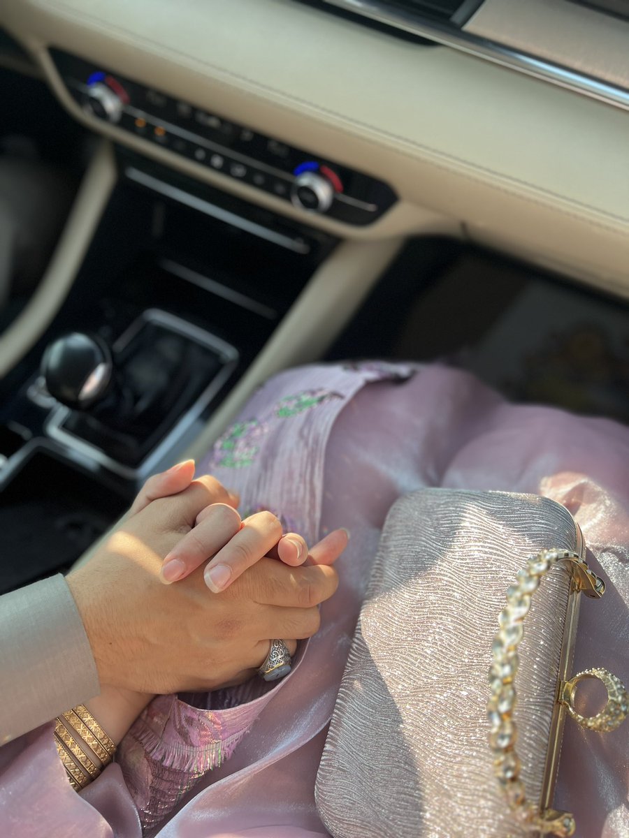 jamila___9's tweet photo. شەڕی ئێران و ئیسڕائیل بە من چی  کە من تۆم هەیە 💕 https://t.co/jcNwqnTDLa