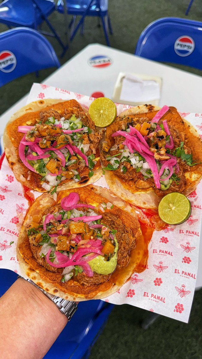 Teníamos muy abandonada esta red social y es por eso que les tenemos una promo. 😏🐝

3x2 en ‘Tacos Abeja Reina’ en todas nuestras sucursales.