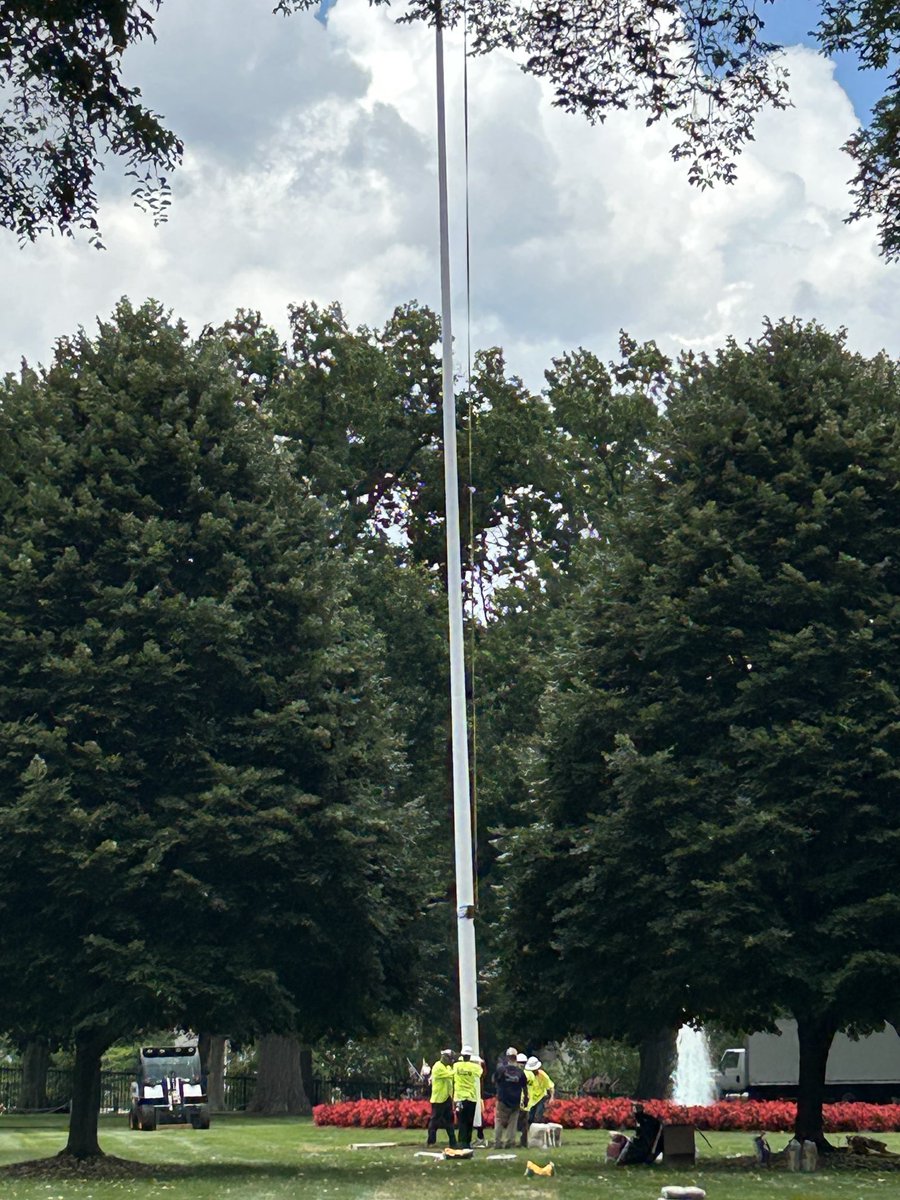 The Trump flagpole on the WH North Lawn is now up