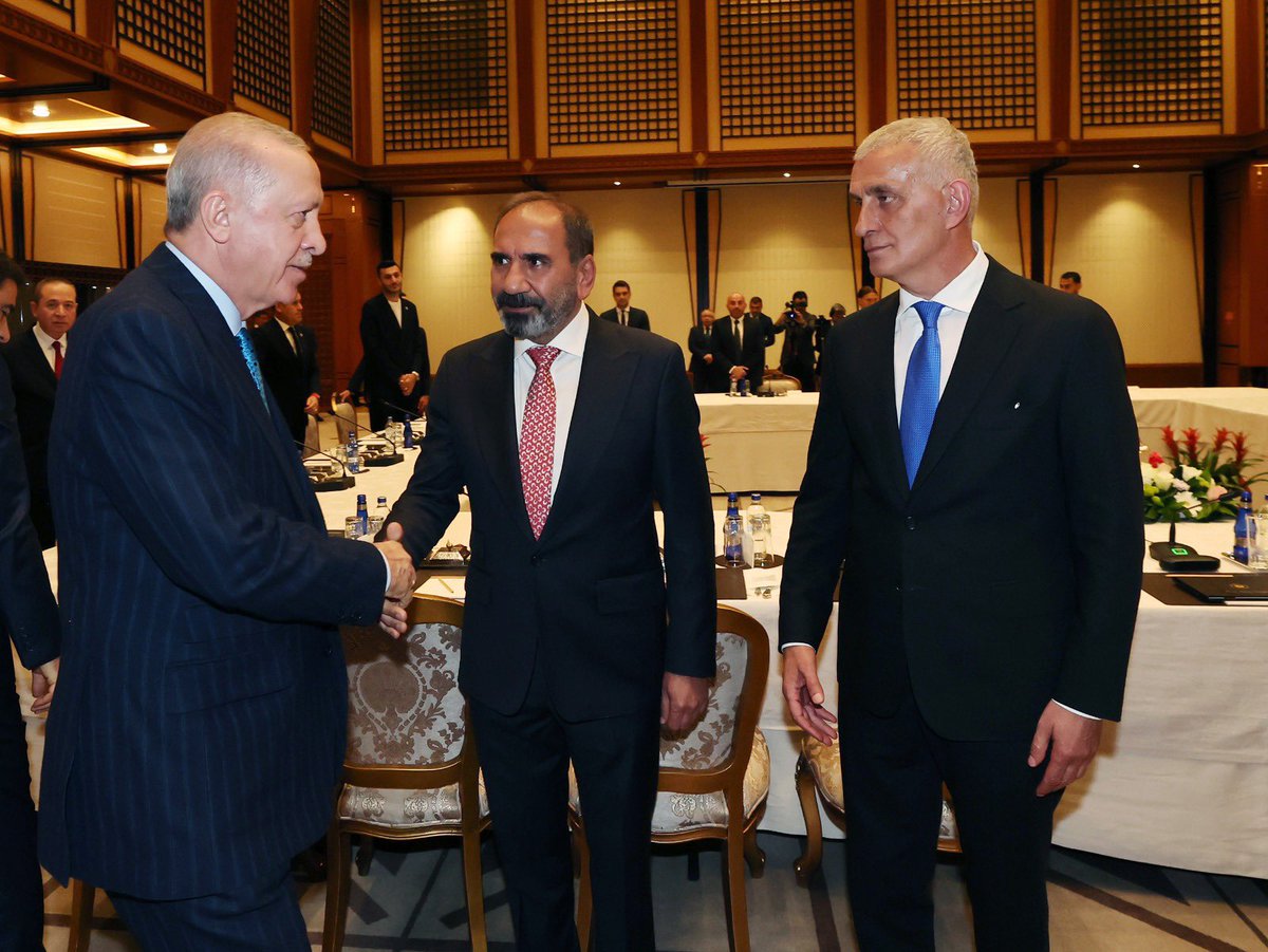 Cumhurbaşkanı Recep Tayyip Erdoğan, Gençlik ve Spor Bakanı Osman Aşkın Bak, Türkiye Futbol Federasyonu Başkanı İbrahim Ethem Hacıosmanoğlu ve 2024-2025 sezonu itibarıyla Süper Lig'e yükselen Kocaelispor, Gençlerbirliği ve Solwie Energy Fatih Karagümrük kulüplerinin başkanlarını,