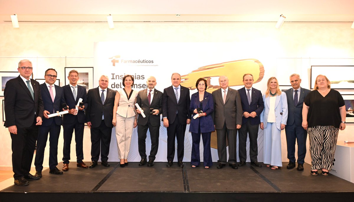 🎖 Hoy hemos vivido un momento muy emotivo con la entrega de las Insignias del Consejo General 2025. 

✨ Estas distinciones reconocen la gran labor de importantes figuras de la Organización Farmacéutica Colegial por su fuerte compromiso con la defensa, el impulso y el desarrollo