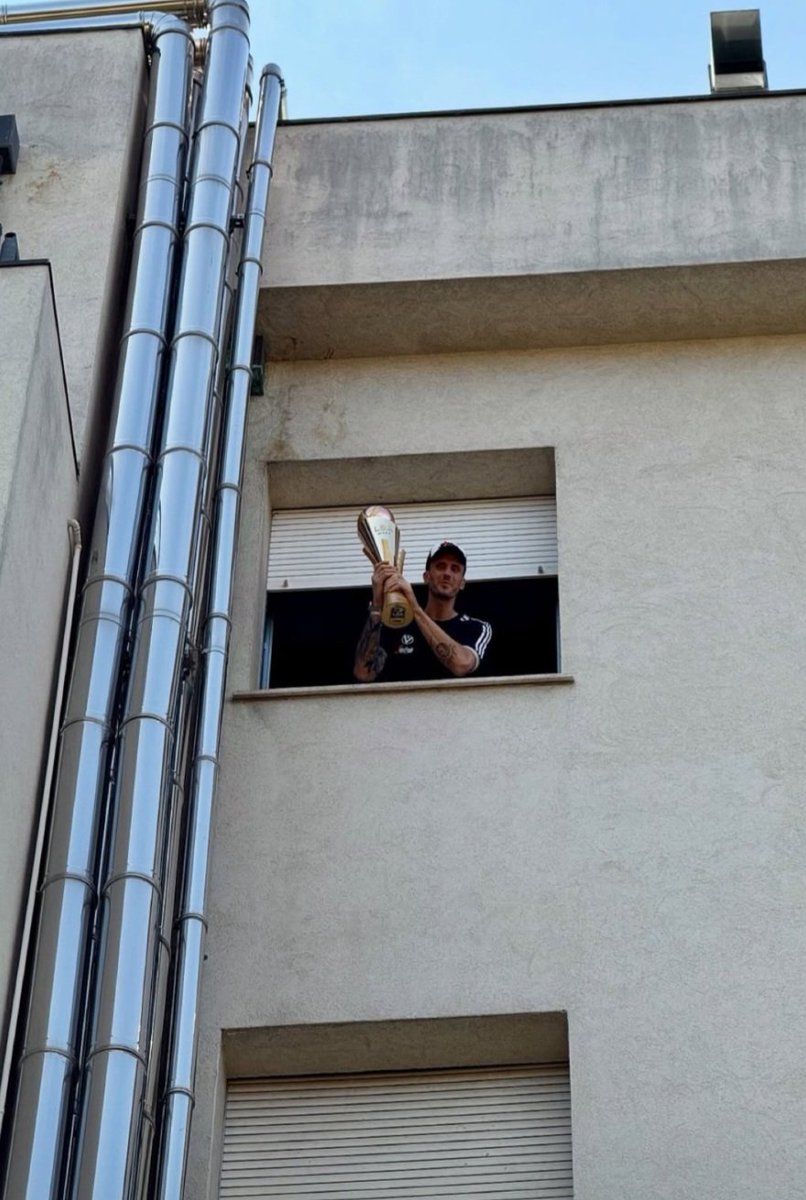 Esta foto de <a href="/ilpupazzo33/">Achille Polonara</a> celebrando, desde su habitación del hospital, el título de la @VirtusSegafredo en la Lega, dice tantas cosas...

In bocca al lupo, Achille!🖤🏀