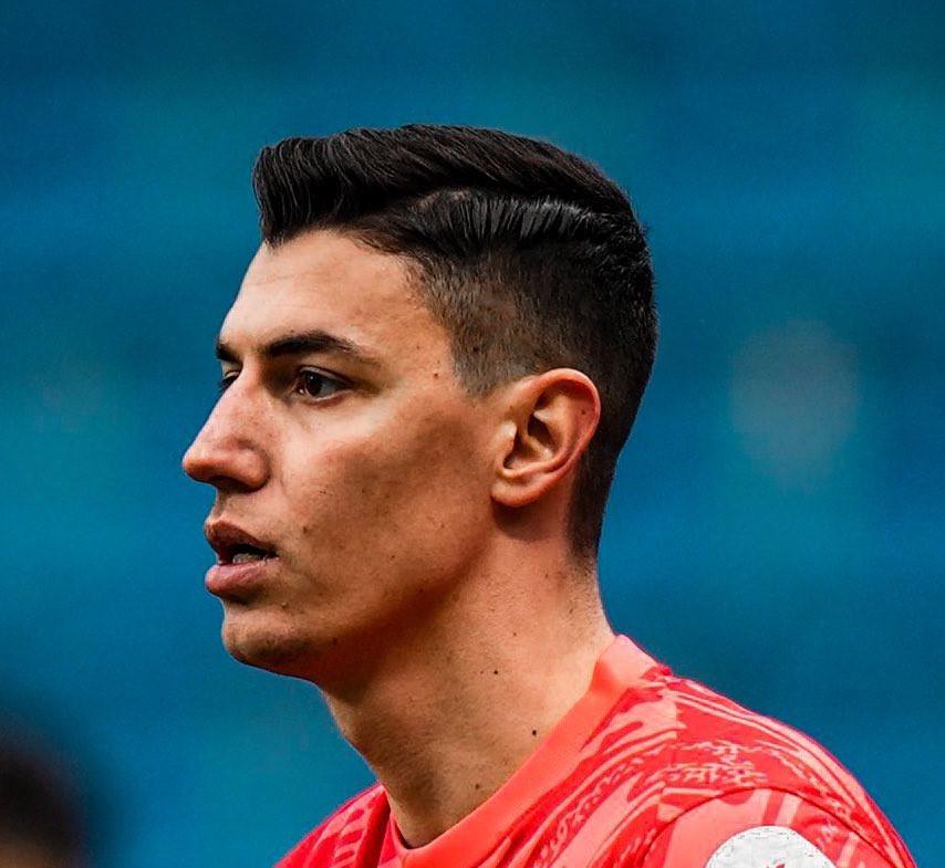 🔥 Galatasaray Berke Özer’in transferi için Eyüpsor ile görüşmelere yeniden başladı. 

Bu takıma daha Jhon Duran ve Victor Osimhen katılacak!