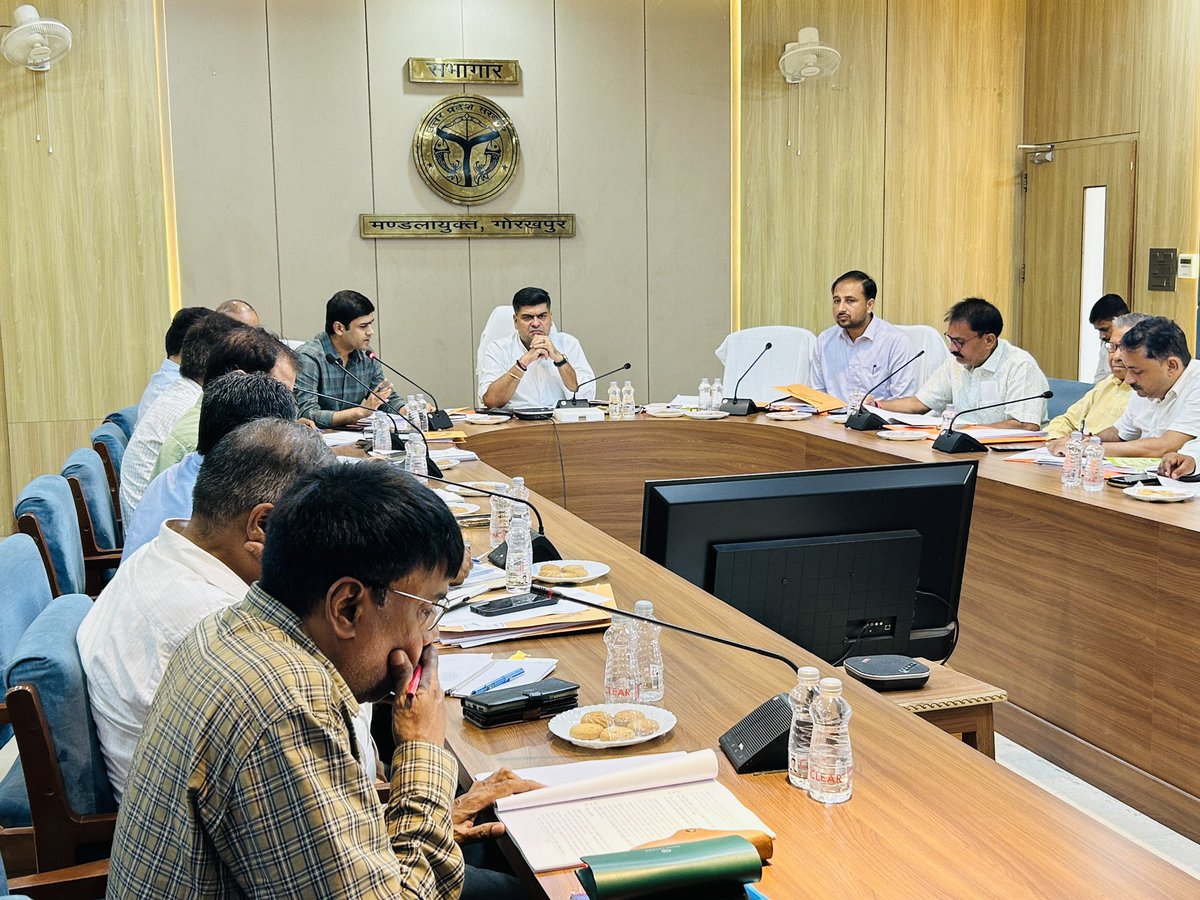 Commissionergkp's tweet image. मण्डलायुक्त/अध्यक्ष, गोरखपुर विकास प्राधिकरण अनिल ढींगरा ने जिलाधिकारी कृष्णा करुणेश, उपाध्यक्ष आनन्द वर्द्धन, नगर आयुक्त गौरव सिंह सोगरवाल व अन्य अधिकारियो के साथ आयुक्त सभागार में बोर्ड की 128 वी० बैठक किया, दिया निर्देश।@CMOfficeUP @ChiefSecyUP @UPGovt