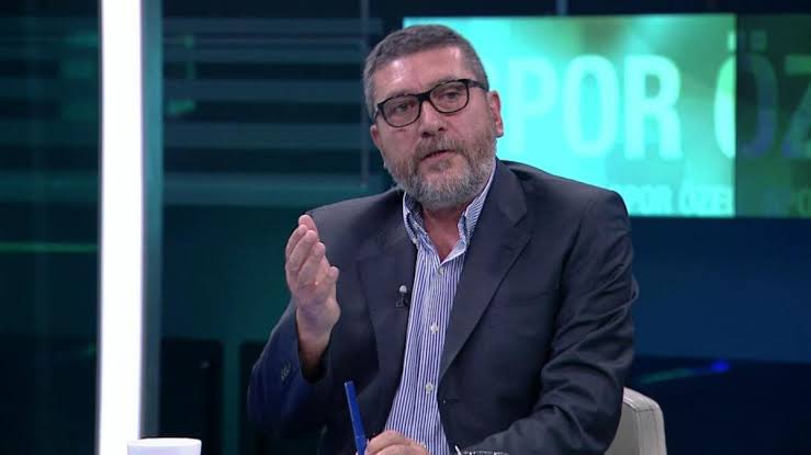 🗣️Cem Dizdar: "Beşiktaşlılar stadyumlarına dünyanın en güzel stadı derler. Bu nasıl önerme?

🎙️"Boğazda olduğu için, deniz manzarası olduğu için."

🗣️Cem Dizdar: "Statla ne alakası var? Gir içine görebiliyor musun denizi? Her yeri kapalı bir kutu."

🎙️"Konum olarak belki.."