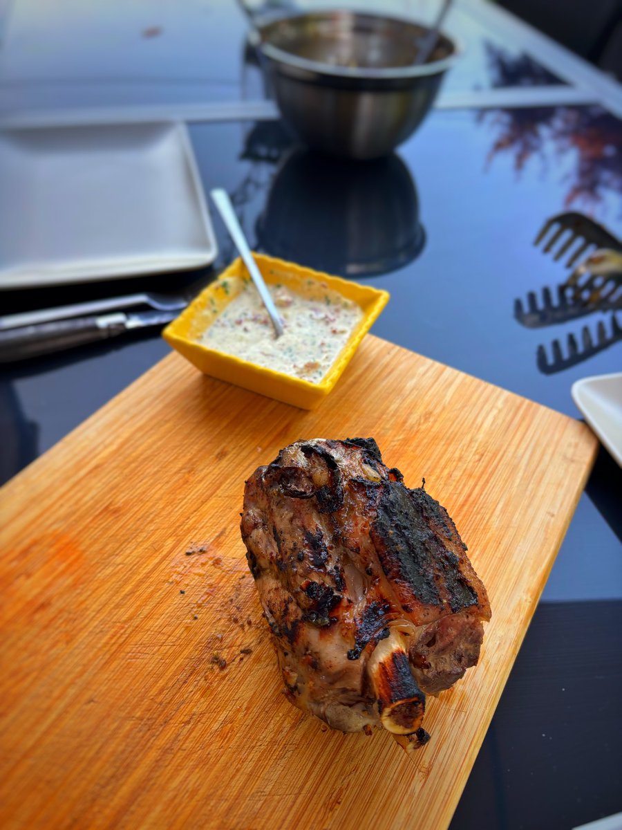 tinynews_be's tweet image. Jambonneau cuit lentement a 100 degrés  durant 2 heures dans une marinade thym, moutarde à l&apos;ancienne et miel jusqu&apos;à 55 degrés à cœur.

On termine ensuite au BBQ pour le croustillant 😊
