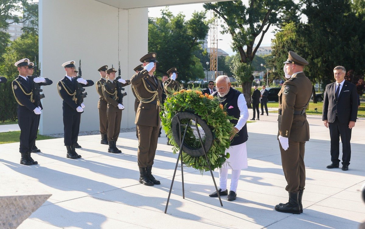 narendramodi tweet picture